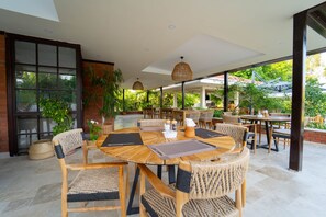 早餐,供應午餐和晚餐