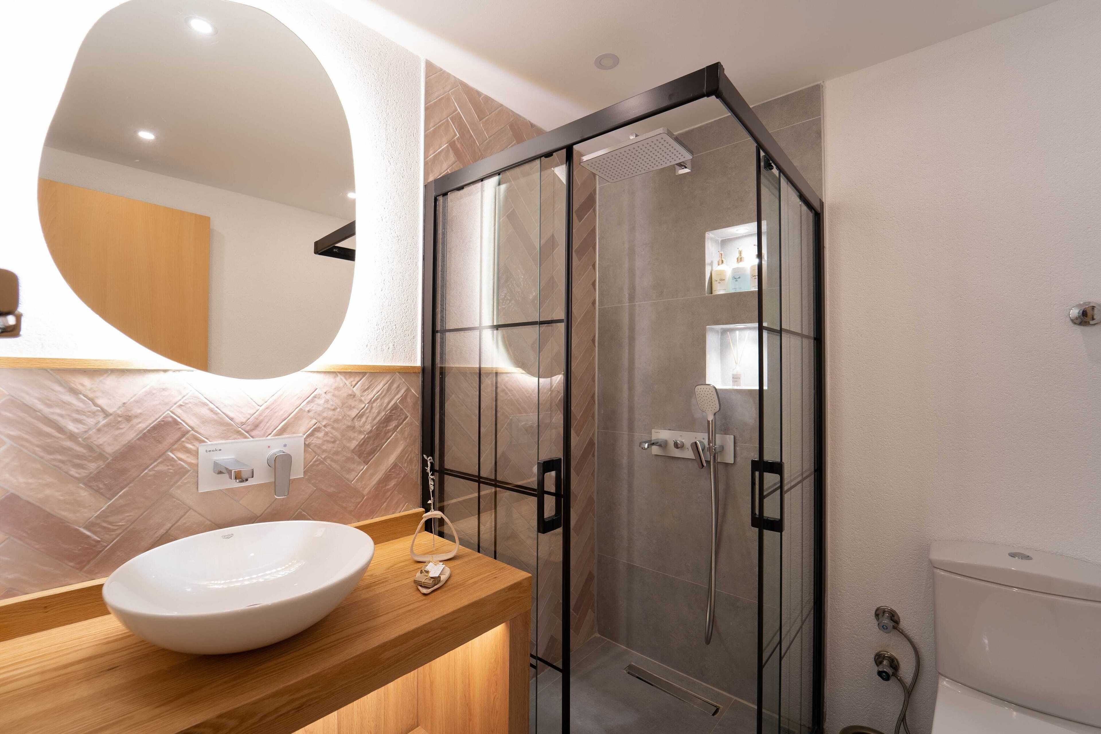 deluxe double room | bathroom | free toiletries, hair dryer, towels, soap