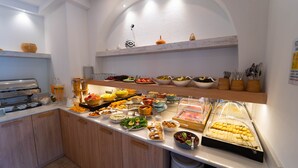 A buffet with various food items and utensils. - Hotel Club-E (Fethiye)