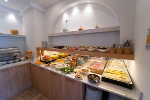 Esmorzar diari d'estil bufet gratuït