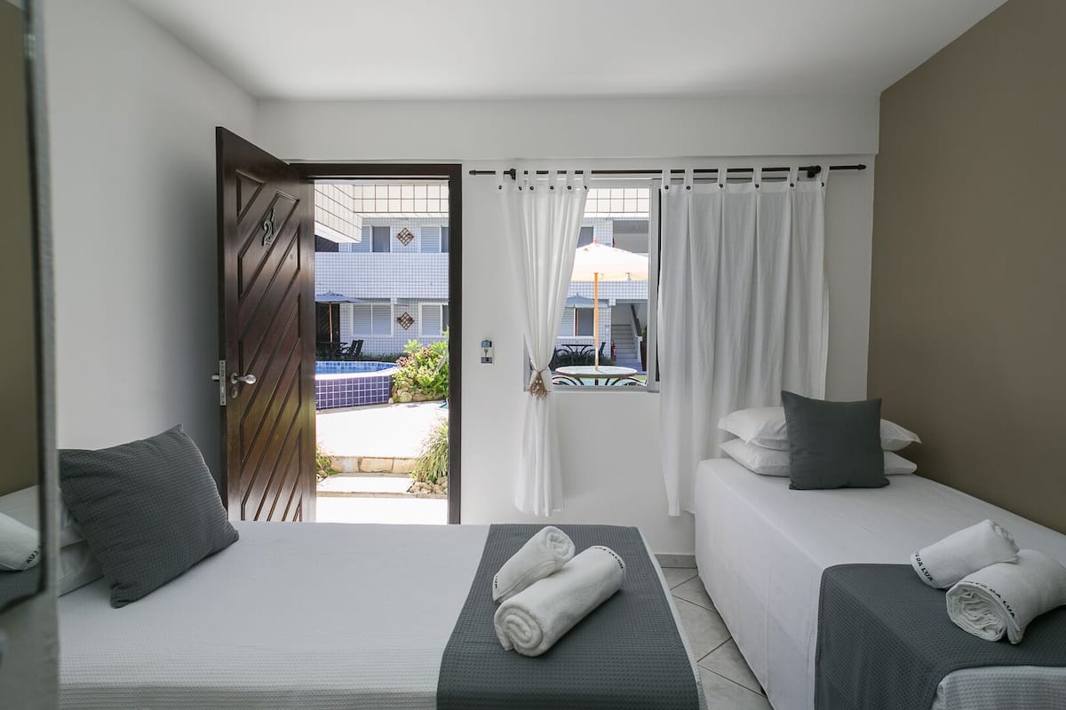Chambre Deluxe avec lits jumeaux, 2 lits jumeaux, vue sur la piscine | Minibar, coffre-fort, accĂšs au Wi-Fi (inclus), literie fournie
