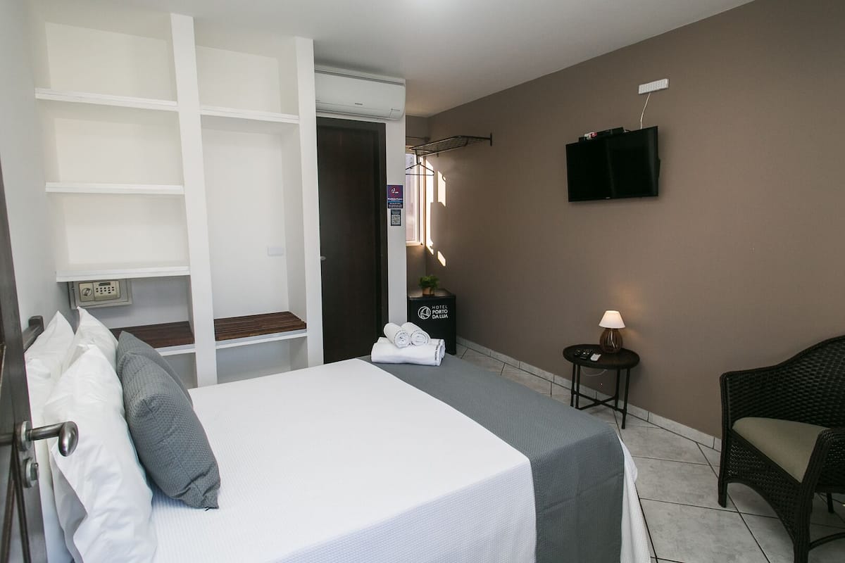 Minibar, coffre-fort, accĂšs au Wi-Fi (inclus), literie fournie