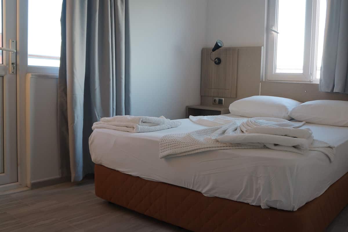 Familiekamer, balkon | Luxe beddengoed, een minibar, een kluis op de kamer, geluiddichte muren