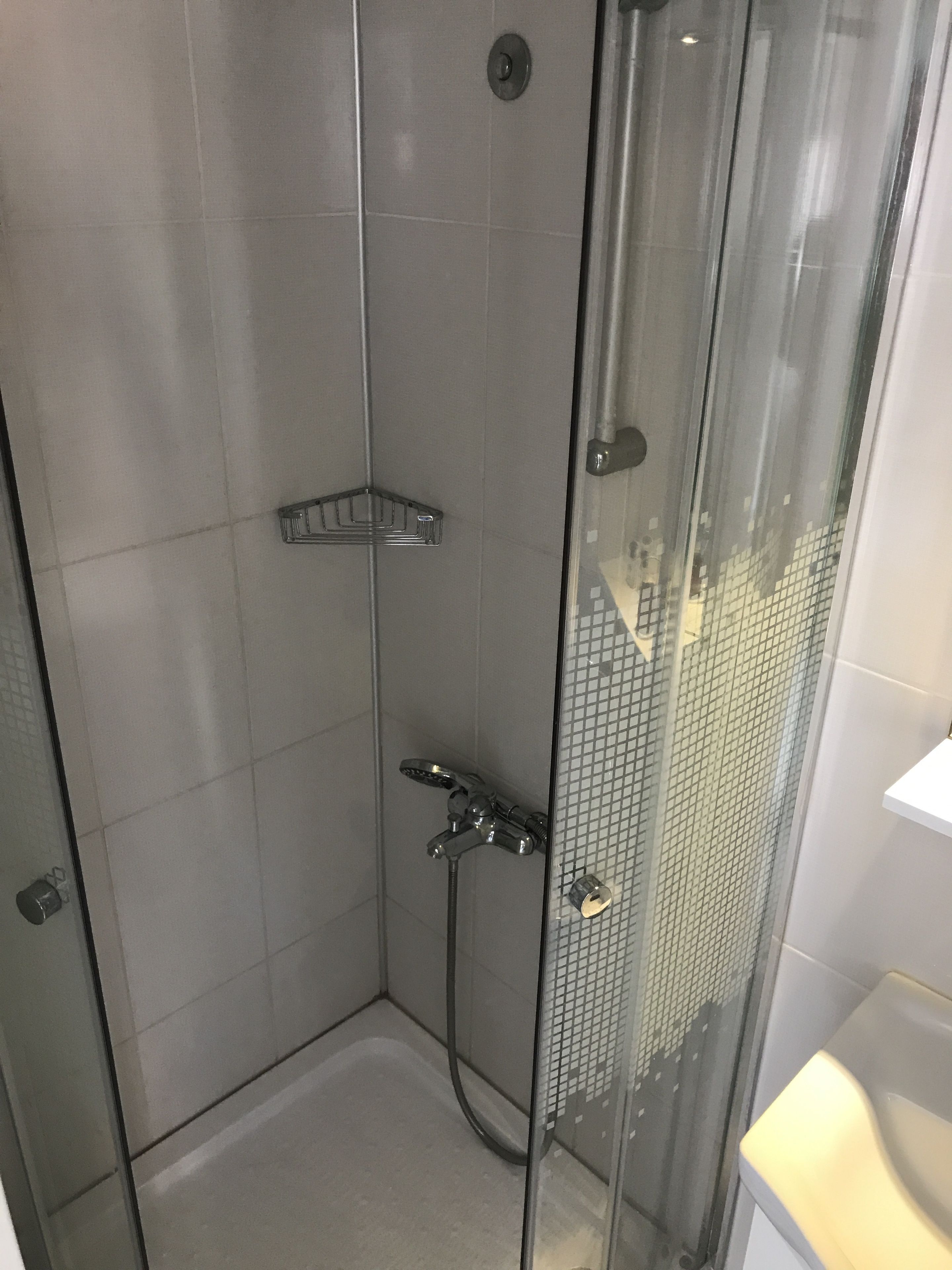 twin room, balcony | bathroom shower