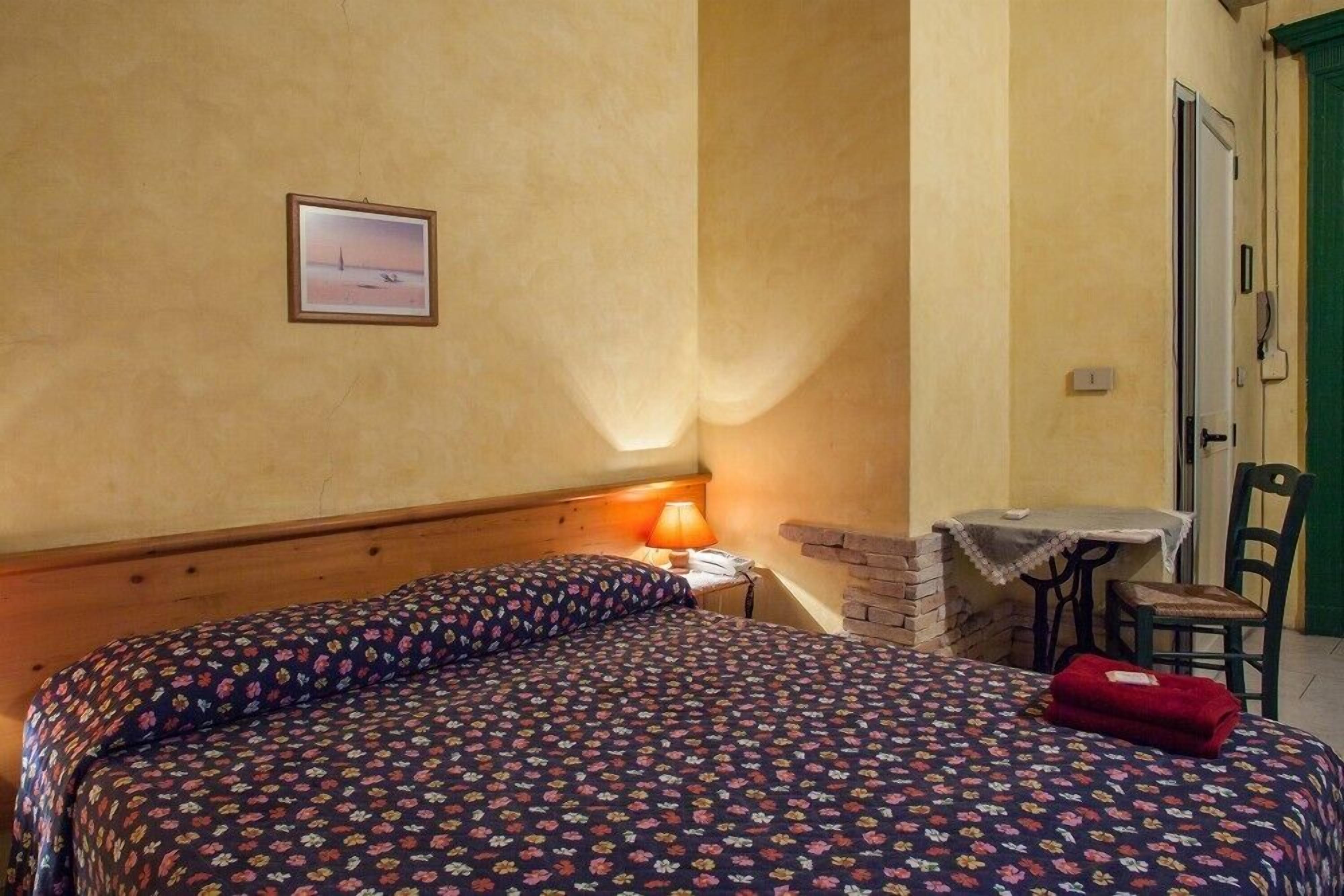 single room, shared bathroom | desk, cots/infant beds, rollaway beds, free wifi