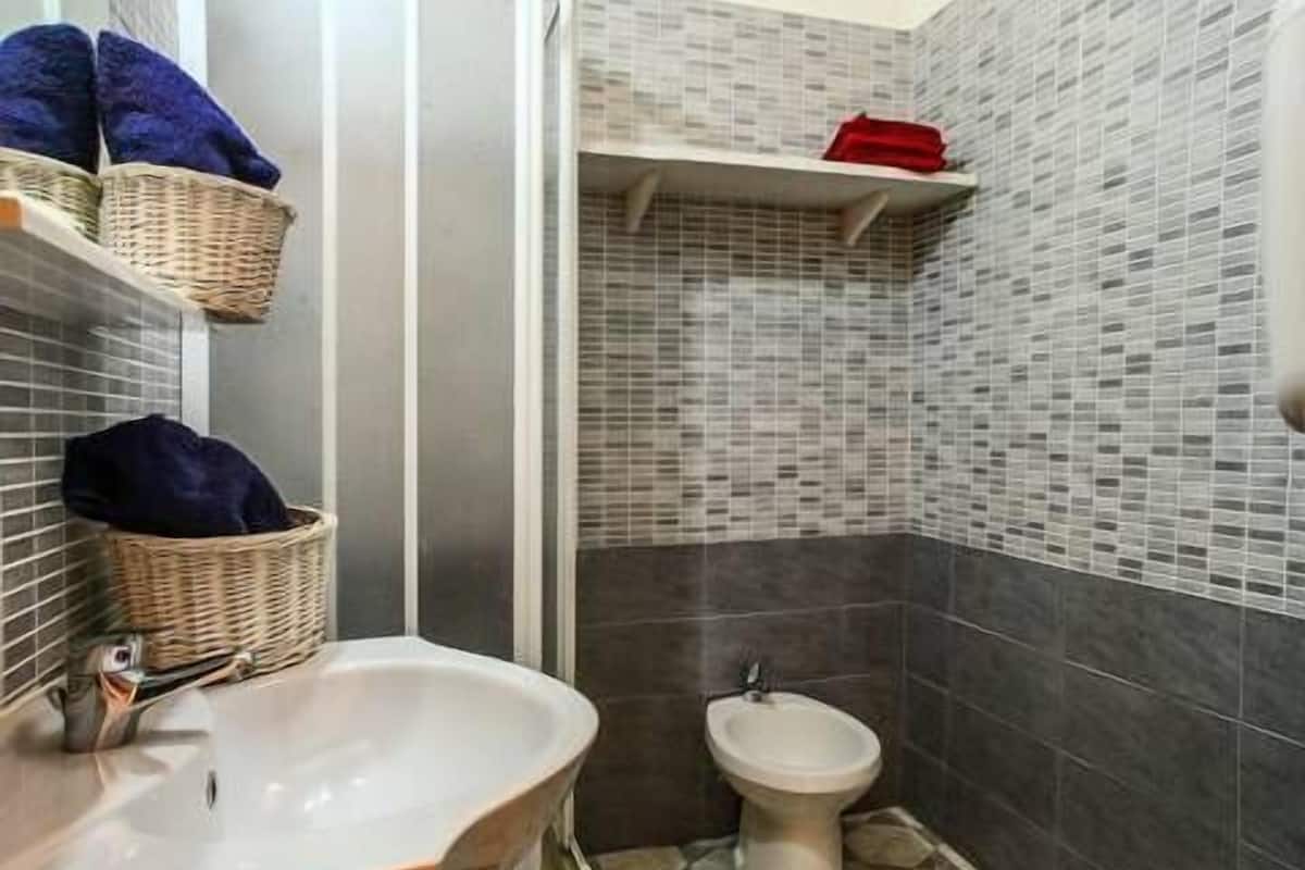 desk, cots/infant beds, rollaway beds, free wifi