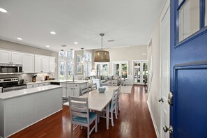 House, 3 Bedrooms | Private kitchen | Fridge, microwave, oven, dishwasher - 1365 Laurel Grove 3 Bedroom Home (Miramar Beach)
