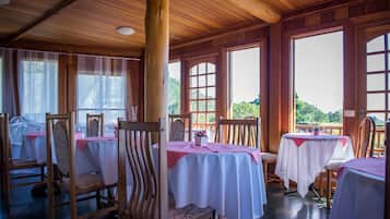Café da manhã com buffet grátis todos os dias