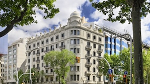 Un bâtiment historique à l’architecture classique, doté de nombreux balcons et d’un dôme imposant.