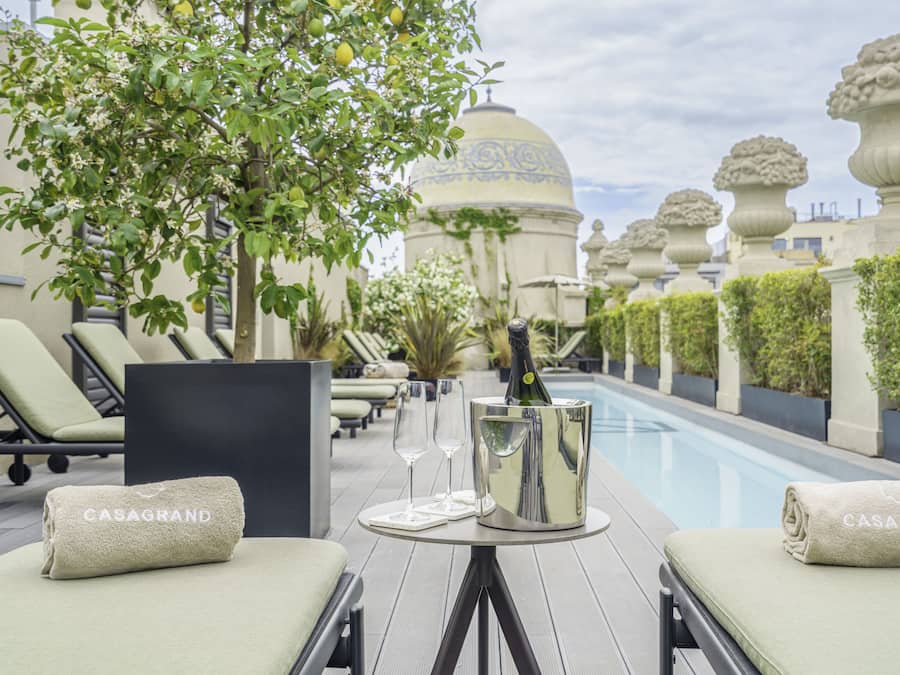 Una piscina al aire libre, tumbonas