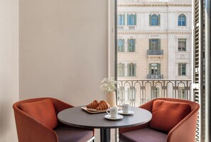 Luxe suite, 5 slaapkamers, uitzicht op stad | Woonruimte | Een flatscreentelevisie, een tabletcomputer en Netflix