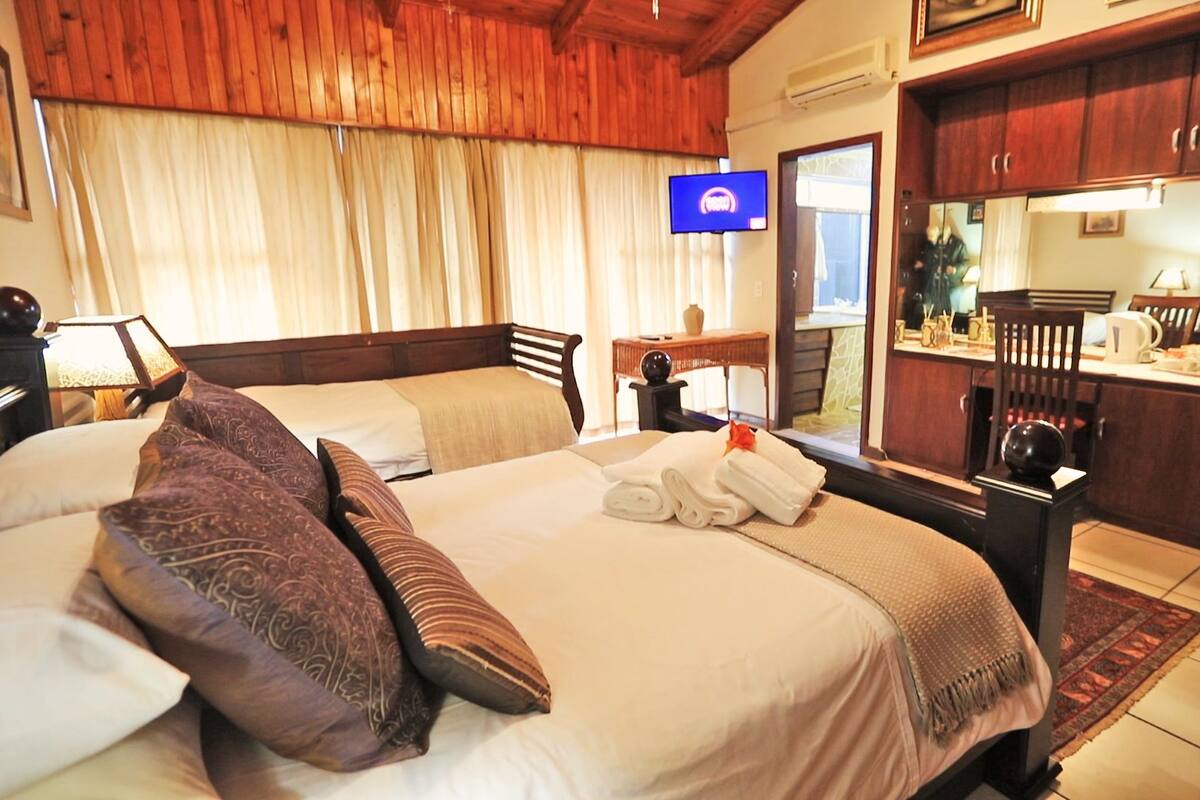 Deluxe Double Room, 1 Queen Bed, Non Smoking | Minibar, in-room safe, laptop workspace, iron/ironing board