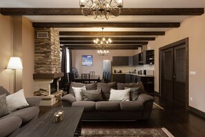 Chalet, 5 Schlafzimmer (№12) | Wohnbereich | Fernseher, Kamin