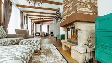 ดีลักซ์ชาเลท์, 5 ห้องนอน | บริเวณนั่งเล่น | ทีวี, เตาผิง