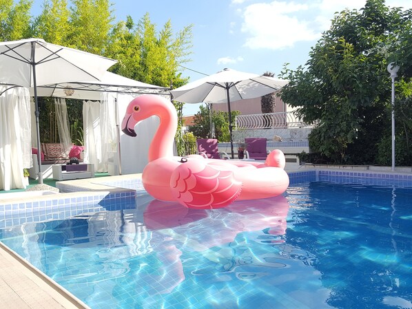 Una piscina al aire libre de temporada