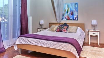 Deluxe tweepersoonskamer, terras, uitzicht op zee | Een bureau, gratis wifi