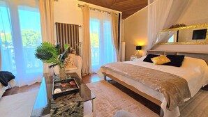 Quarto com cama, mesa de cabeceira, abajur, espelho, janela com cortinas e uma planta sobre uma mesa.