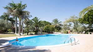 Seasonal outdoor pool, pool umbrellas, pool loungers - Valleforno Country House di Charme (Ispica)