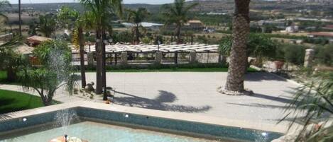 Piscine extérieure (ouverte en saison), parasols de plage
