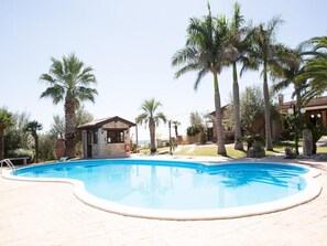 Seasonal outdoor pool, pool umbrellas, pool loungers - Valleforno Country House di Charme (Ispica)