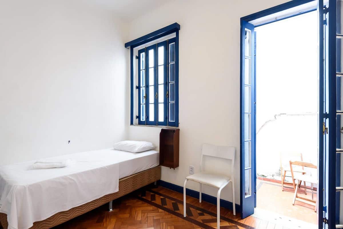 Habitación cuádruple económica, 2 habitaciones, baño compartido | Tabla de planchar con plancha y wifi gratis