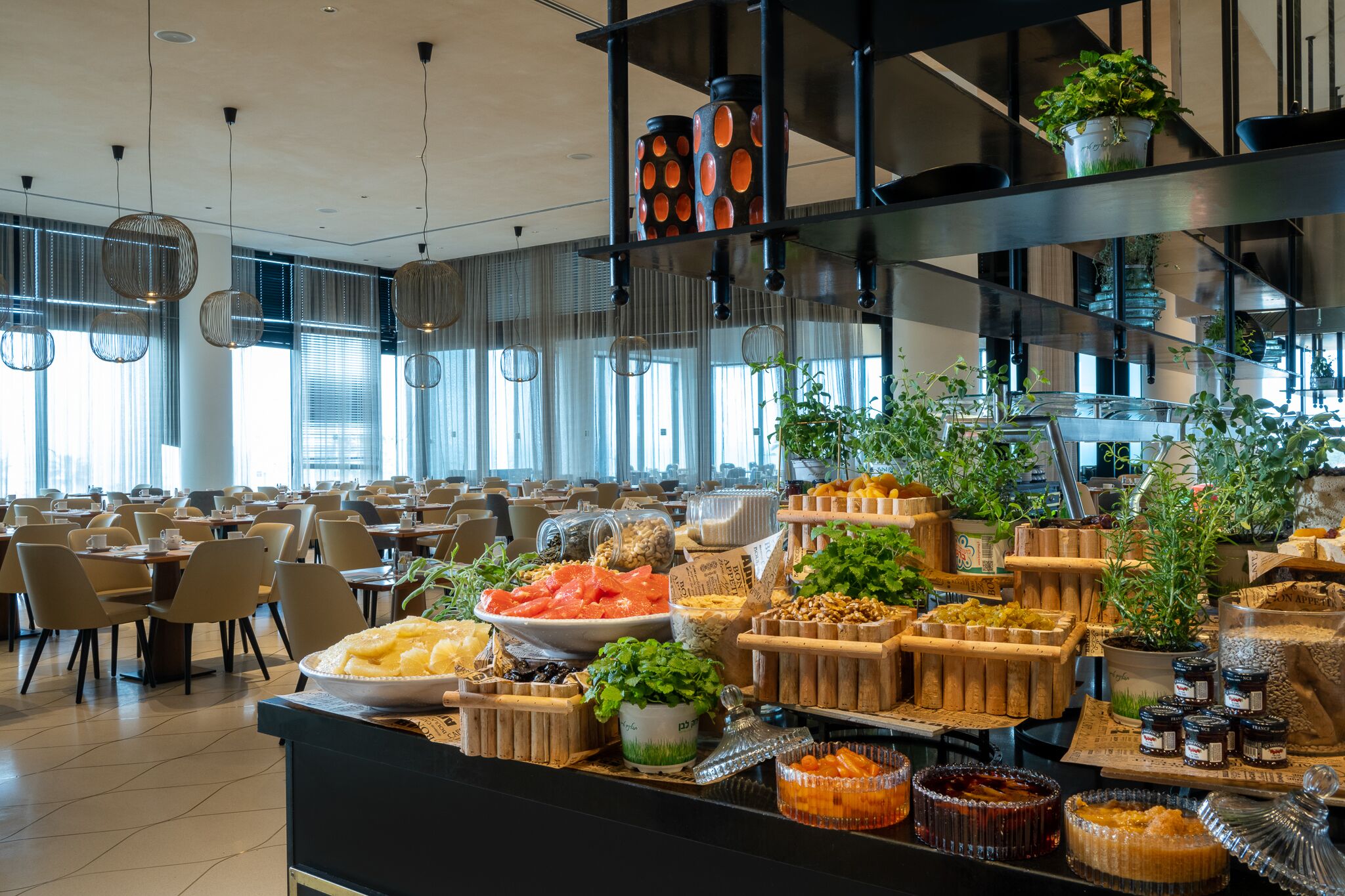 Zona de buffet con diversos alimentos y plantas.