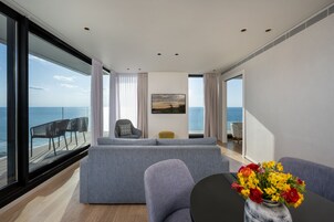 Suite ejecutiva, 1 habitación, balcón, vistas al mar | Minibar, caja fuerte, escritorio y sistema de insonorización