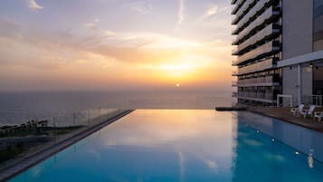 Una piscina al aire libre de temporada