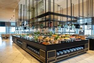 Se ofrece un desayuno bufé (35 USD por persona)