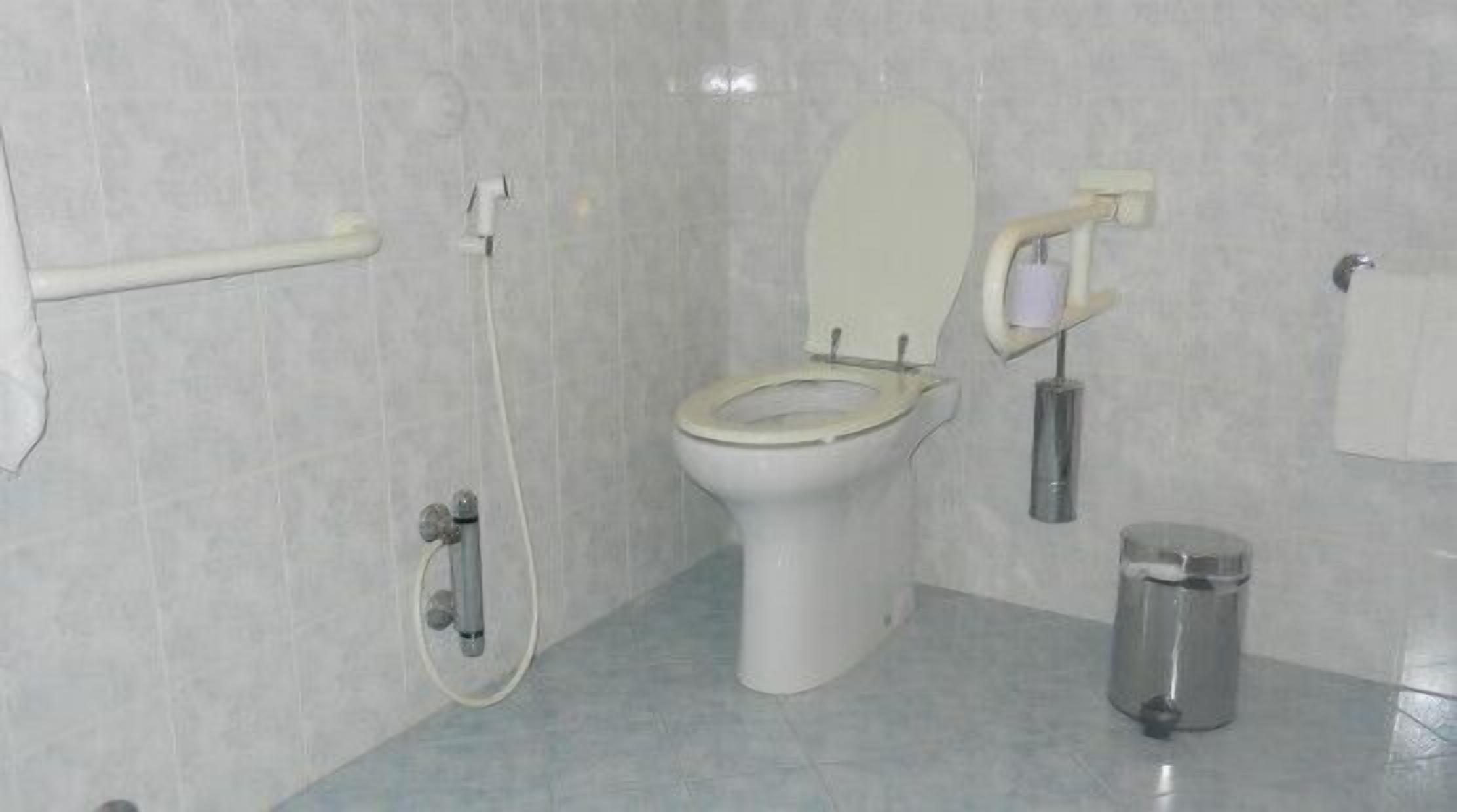 Ein Badezimmer mit Toilette, Bidet und Mülleimer.