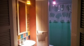 Doppelzimmer | Badezimmer | Dusche, Handtücher