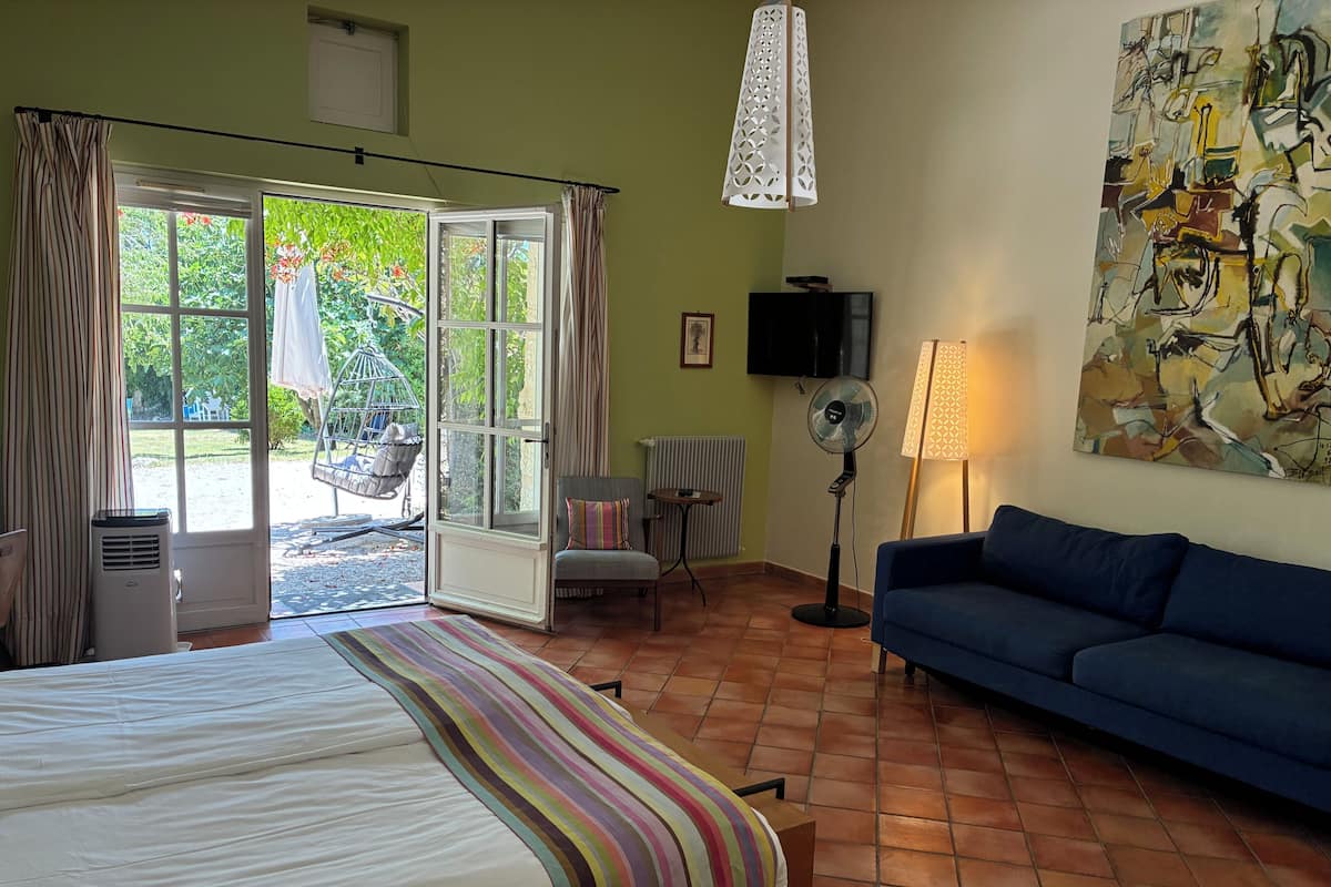 Ropa de cama de alta calidad y caja de seguridad en la habitación
