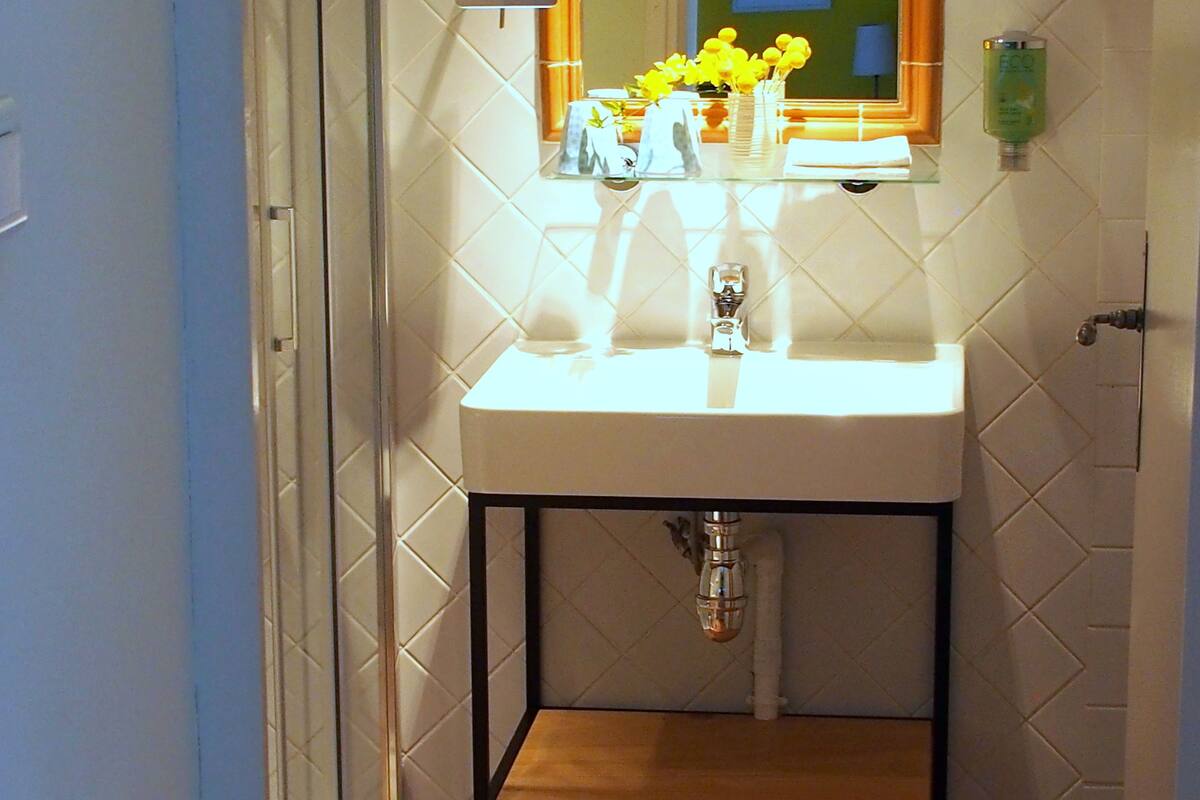 comfort double room | bathroom | shower, free toiletries, hair dryer, towels