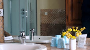 Habitación doble superior | Baño | Regadera, amenidades de baño gratuitas, secadora de cabello, toallas