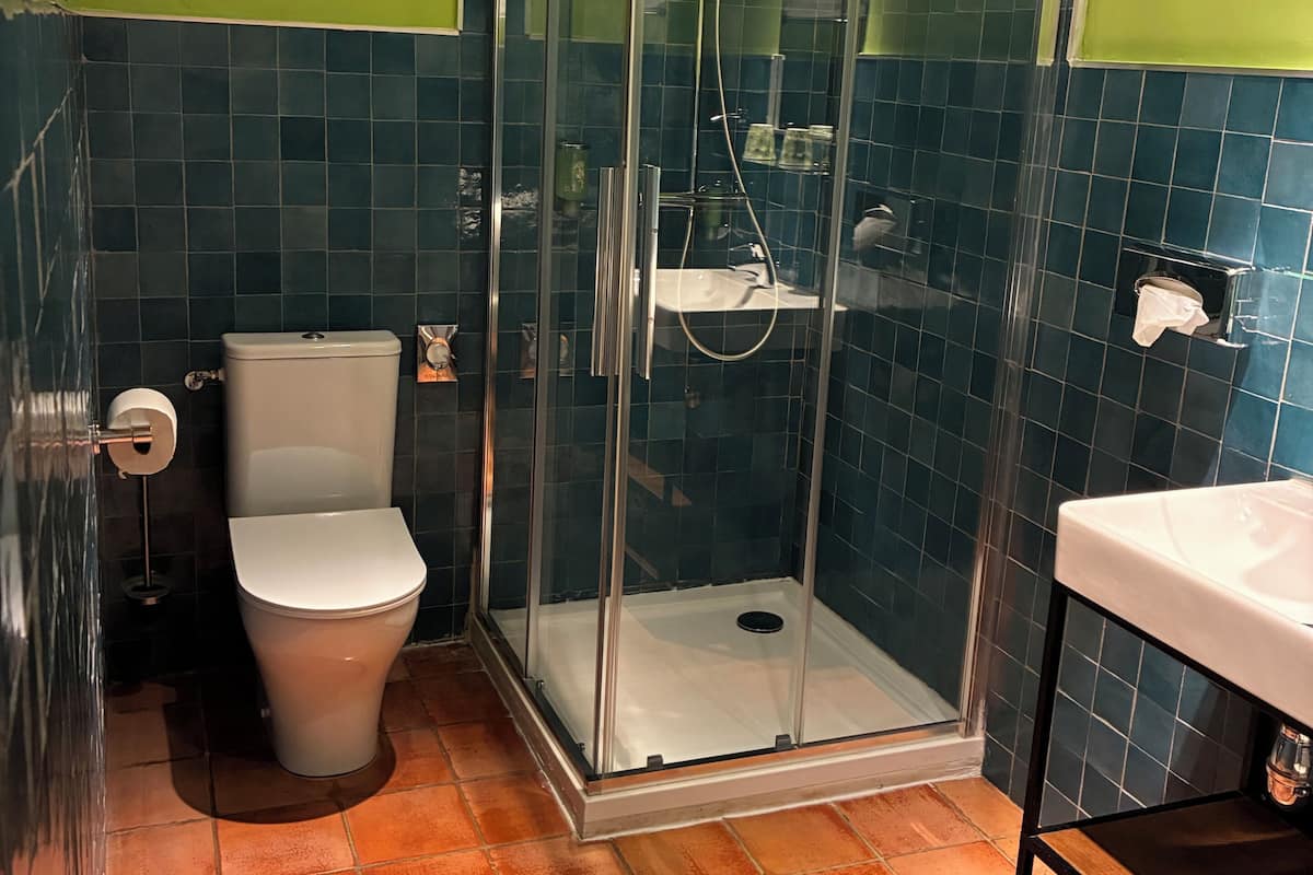 Habitación doble Confort | Ropa de cama de alta calidad y caja de seguridad en la habitación