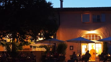 Fassade der Unterkunft – Abend/Nacht