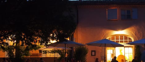 Fachada de la propiedad por la tarde o noche