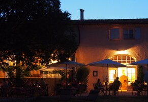 Fachada de la propiedad por la tarde o noche