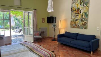 Quarto casal superior, no jardim | Roupas de cama premium, cofres nos quartos, escrivaninha