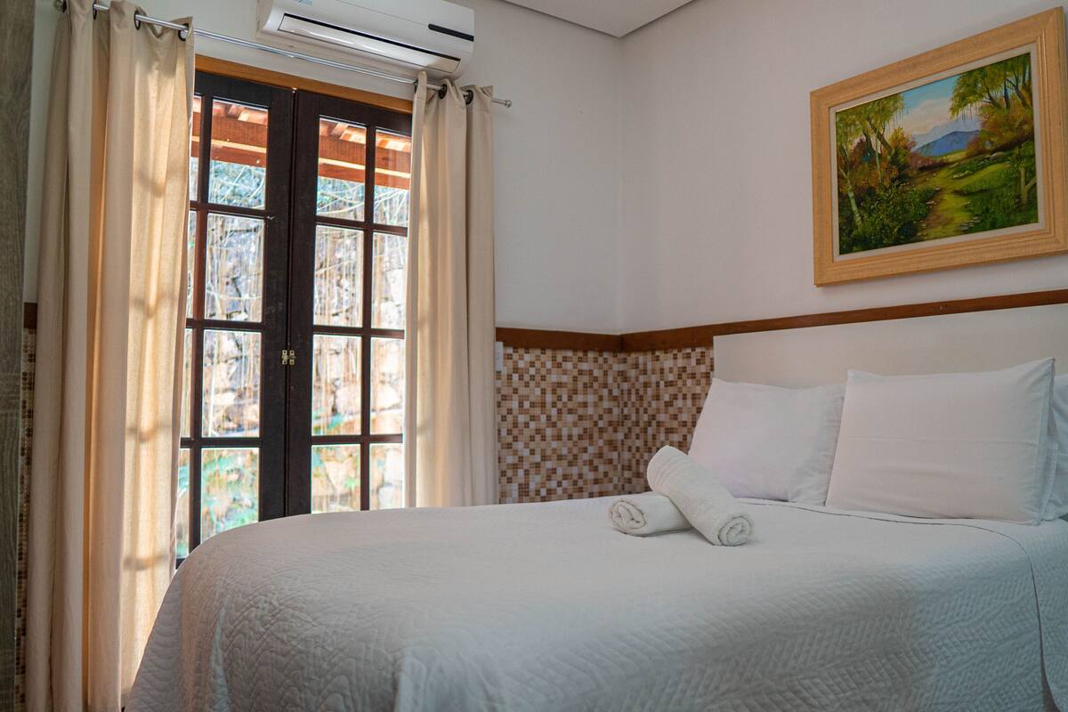 1 habitación, minibar y ropa de cama