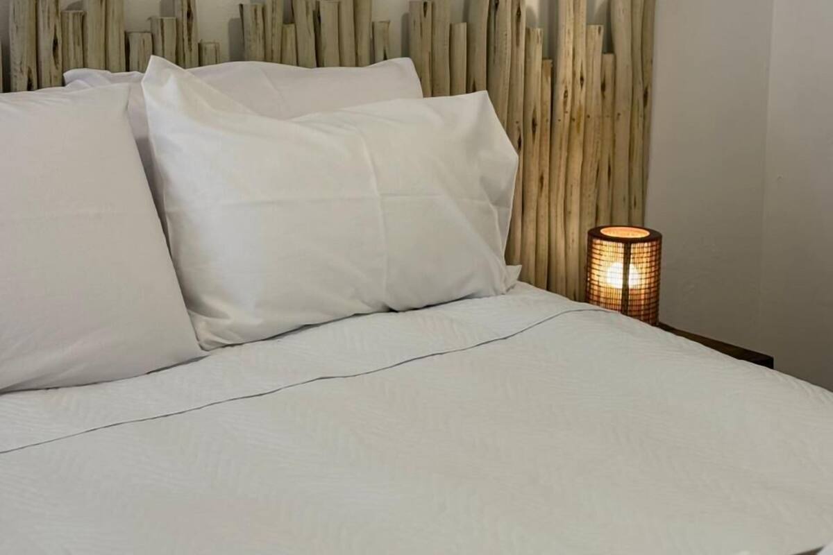 1 habitación, minibar y ropa de cama