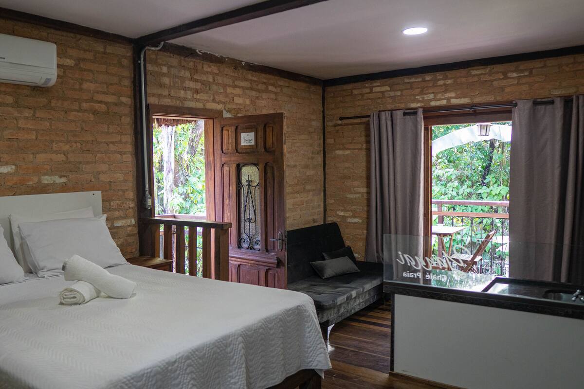 1 habitación, minibar y ropa de cama