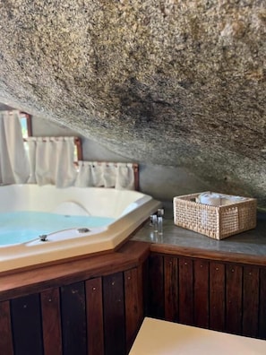 Luksusrom, badekar | Bad | Toalettartikler (inkludert), håndklær, såpe og sjampo