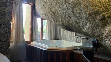 Luksus-værelse - badekar | 1 soveværelse, minibar, sengetøj