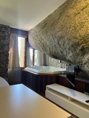 Luksusrom, badekar | 1 soverom, minibar og sengetøy