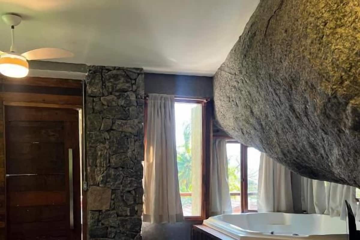 1 habitación, minibar y ropa de cama