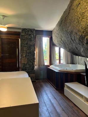 Luksusrom, badekar | 1 soverom, minibar og sengetøy