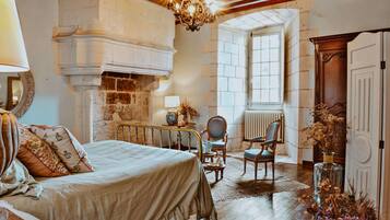 Desk, soundproofing, free WiFi, bed sheets