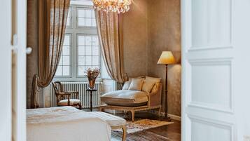 Desk, soundproofing, free WiFi, bed sheets