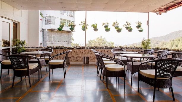 Outdoor dining - Hotel Shiva Continental (Mussoorie)